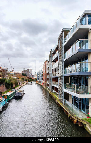 Star Wharf Apartments dal ponte sul Regent's Canal, St Pancras Way, Londra, Regno Unito Foto Stock