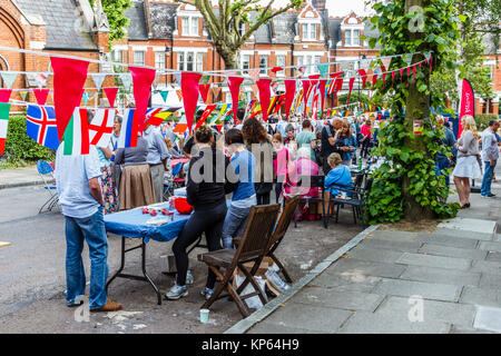 Street party a Whitehall Park, Londra, Regno Unito, sul Queen's novantesimo compleanno nel giugno 2016 Foto Stock