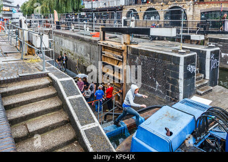 Camden Lock sul Regent's Canal, Camden Town, Londra, Regno Unito, svuotato per lavori di rinnovo nel Settembre 2016 Foto Stock