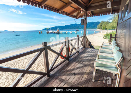 Bella sabbia e spiaggia dal balcone con vista Foto Stock