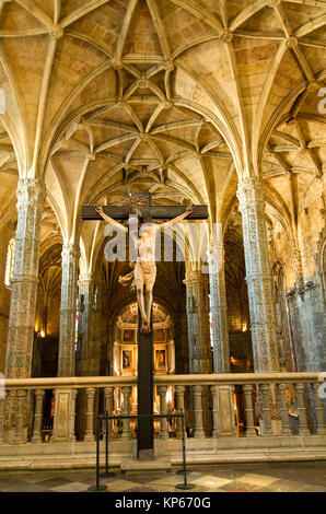 Crocifisso nella chiesa di Santa Maria in il Monastero di Jeronimos, Lisbona, Portogallo. Foto Stock