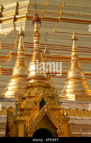 Chiusura del golden pagoda buddista o stupa di Shwedagon pagoda,Yangon, Myanmar. Foto Stock