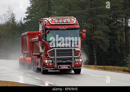 SALO, Finlandia - 8 dicembre 2017: Rosso Scania R730 doppio carrello del rimorchio di R Aalto cale calcare su strada bagnata nel sud della Finlandia. Foto Stock