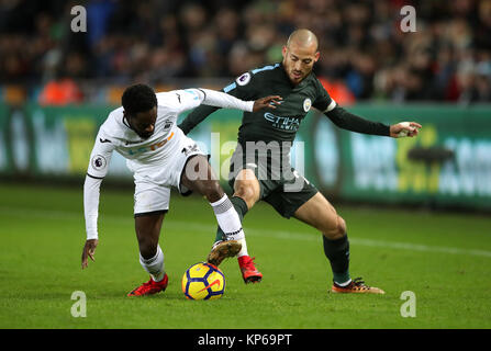 Swansea City's Nathan Dyer (sinistra) e Manchester City David Silva (destra) battaglia per la palla durante il match di Premier League al Liberty Stadium, Swansea. Foto Stock