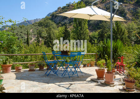 Ombrellone al di sopra di un giardino situato in un ambiente bellissimo con un sacco di decorazione Foto Stock