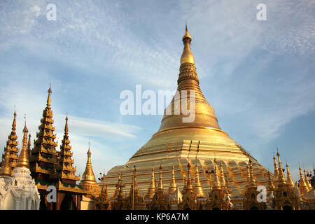Il golden pagoda buddista o stupa di Shwedagon pagoda,Yangon, Myanmar. Foto Stock