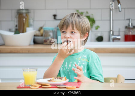 BAMBINO CHE MANGIA Foto Stock