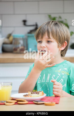 BAMBINO CHE MANGIA Foto Stock