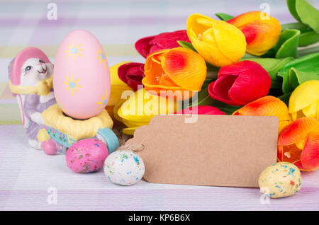 Colorata decorazione di Pasqua con la caramella tulipani e dipinto di uovo Foto Stock