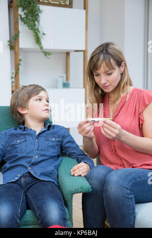 Temperatura, bambino Foto Stock