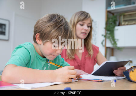 Bambino a fare i compiti di scuola Foto Stock