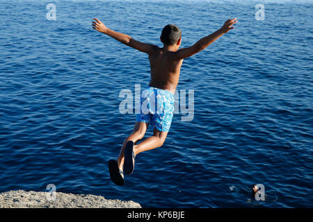 9-anno-vecchio ragazzo tuffarsi nel mare. Foto Stock