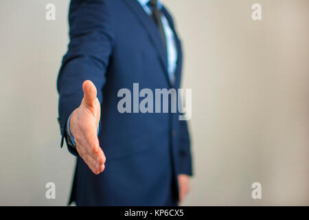 Immagine ritagliata di imprenditore che si estende la mano per agitare Foto Stock