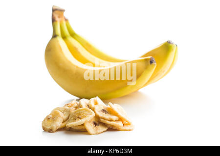 Banane essiccate chip isolati su sfondo bianco. Foto Stock