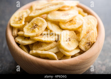 Banane essiccate chip nella ciotola di legno. Foto Stock