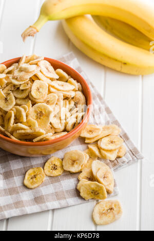 Banane essiccate chip sul tavolo da cucina. Foto Stock