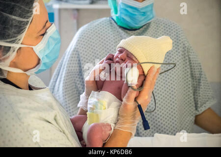Esecuzione del taglio cesareo Foto Stock