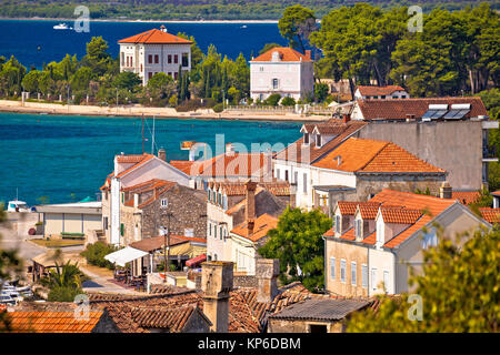 Isola di Zlarin waterfront e architettura view, arcipelago di Sebenico della Dalmazia, Croazia Foto Stock