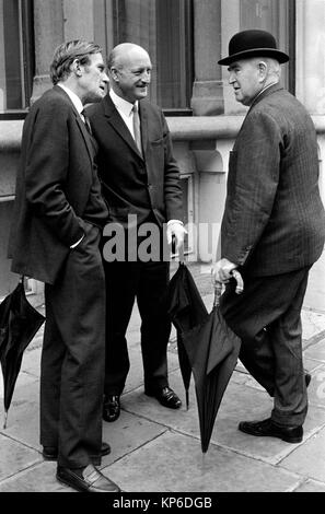 Anni Settanta City of London REGNO UNITO gli uomini indossano Bowler cappello e laminati porta ombrelli, codice di abbigliamento per il 70s. Medio di età compresa tra i business manager office lavoratori parlare insieme in strada. Inghilterra HOMER SYKES