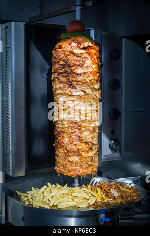 Bagno turco Döner Kebab in un ristorante di Istanbul, pollo Döner Kebab Foto Stock