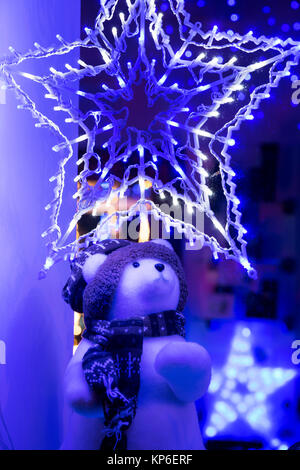 Blue stella di Natale e orso polare decorazioni in una vetrina a Brackley, Northamptonshire, Inghilterra Foto Stock