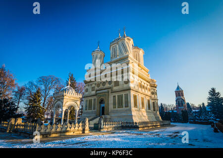 Monastero di Curtea de Arges in inverno, Romania. Monastero di Curtea de Arges è noto a causa della leggenda di architetto Maestro Manole. Foto Stock