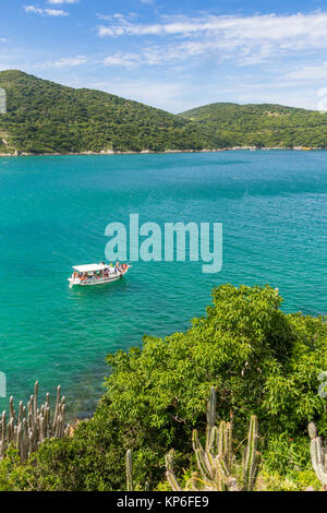 Ancoraggio in barca vicino a Praia do Forno | Arraial do Cabo | Brasile Foto Stock