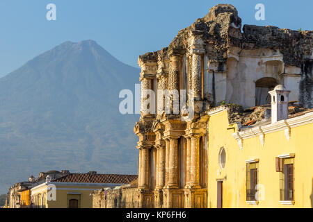 Rovine del ex convento di El Carmen con vista del vulcano Agua in background | | Antigua Guatemala Foto Stock