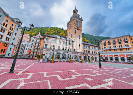 Krasnaya Polyana, Russia - Ottobre 03, 2017: Vista della piazza centrale in autunno la sera. Foto Stock