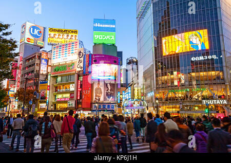 Shibuya Crossing Billboards Tokyo Night Scene Foto Stock