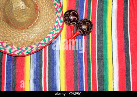 Messico poncho sombrero sfondo con le maracas Foto Stock