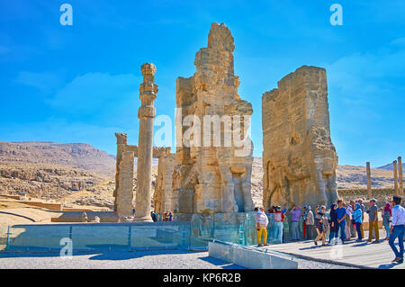 PERSEPOLIS, IRAN - 13 ottobre 2017: i numerosi turisti accanto a tutte le nazioni di gate (gate Xerxes) in Persepolis sito archeologico, il 13 ottobre Foto Stock