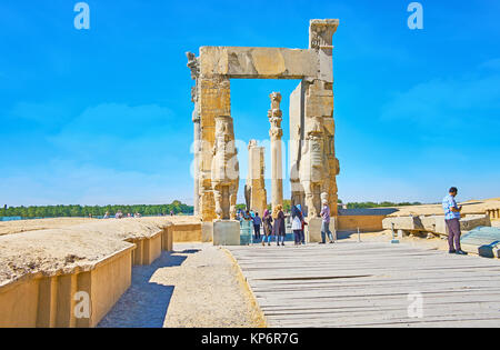 PERSEPOLIS, IRAN - 13 ottobre 2017: il modo per l'ingresso orientale di tutte le nazioni Gates (Xerxes Gate), uno degli edifici iconici di Persepolis arc Foto Stock