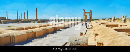 PERSEPOLIS, IRAN - 13 ottobre 2017: Panorama di esercito di strada con una vista su alte colonne del palazzo Apadana e Xerxes Gate, archeologica di Persepoli Foto Stock