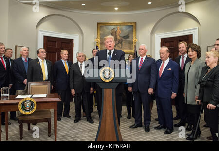 Stati Uniti Presidente Donald Trump (centro) parla prima di firmare il spazio presidenziale Direttiva 1 per dirigere la NASA per tornare alla luna nella Casa Bianca Sala Roosevelt, 11 dicembre 2017 a Washington, DC. (Foto di Aubrey Gemignani via Planetpix) Foto Stock