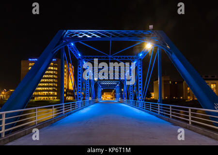 Notte sull'azzurro del ponte sul Grande Fiume in Grand Rapids, Michigan, Stati Uniti d'America Foto Stock