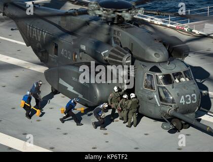 Stati Uniti I marinai della marina preparare un U.S. Navy HM-53E mare Dragon elicottero per prendere il largo sul ponte di volo a bordo della U.S. Navy Gerald Ford-class portaerei USS Gerald Ford, Dicembre 11, 2017 nell'Oceano Atlantico. (Foto di Ryan Carter tramite Planetpix) Foto Stock