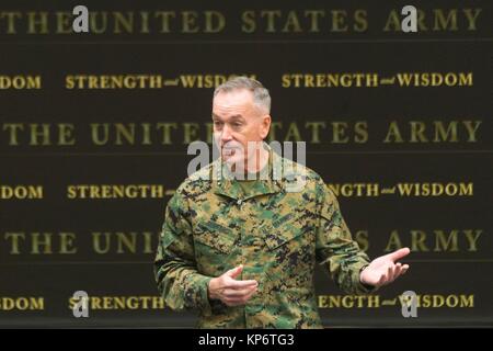 Stati Uniti Comune di capi di Stato Maggiore Presidente Giuseppe Dunford parla agli studenti presso l'U.S. Army War College Dicembre 7, 2017 a Carlisle, Pennsylvania. (Foto di Dominique A. Pineiro via Planetpix) Foto Stock