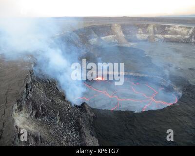 Vapore sorge da un lago di lava attivo in Hale ma'uma'u al cratere del vulcano Kilauea vertice nel Parco Nazionale dei Vulcani delle Hawaii Luglio 27, 2016 vicino vulcano, Hawaii. (Foto di Janet Babb via Planetpix) Foto Stock