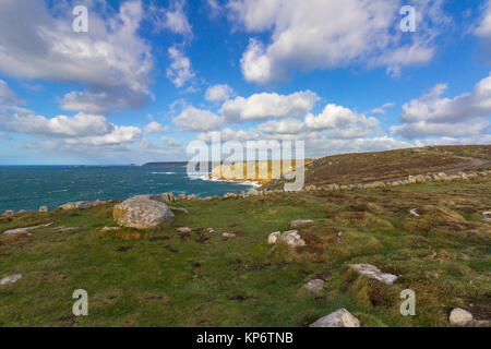 Vista del paesaggio della Cornovaglia costa vicino Land's End Inghilterra con drammatica nuvole Foto Stock