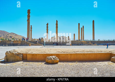 PERSEPOLIS, IRAN - 13 ottobre 2017: l'alto esili colonne del palazzo Apadana - Sala delle Udienze dell antica Persepolis, il 13 ottobre in Persepolis Foto Stock