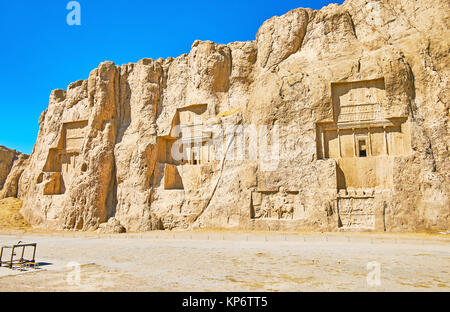 Le antiche tombe della dinastia Achemenide re di Persia sono scolpite nella scogliera rocciosa in Naqsh-e Rustam, Iran. Foto Stock