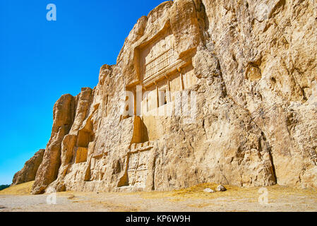 Ossein Mount in Naqsh-e Rustam necropoli con antichi mausolei e rilievi, conservate sin dai tempi antichi, l'Iran. Foto Stock