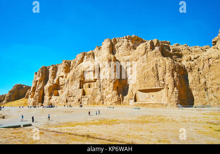 NAQSH-E RUSTAM, IRAN - 13 ottobre 2017: Panorama di Naqsh-e Rustam necropoli - Hossein montare con i mausolei sulla sua parte anteriore, il 13 ottobre in Naqsh-e Foto Stock