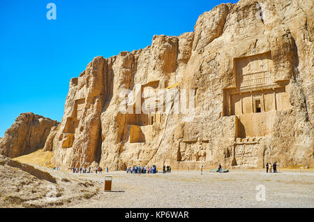 NAQSH-E RUSTAM, IRAN - 13 ottobre 2017: Naqsh-e Rustam necropoli è il notevole complesso architettonico del le cisterne tombe, tagliata nella parete rocciosa, su O Foto Stock