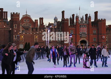 I pattinatori sulla temporanea pista di pattinaggio su ghiaccio (fino al 7 Gen 2018), Hampton Court Palace, East Molesey Surrey, Inghilterra, Gran Bretagna, Regno Unito, Gran Bretagna, Europa Foto Stock