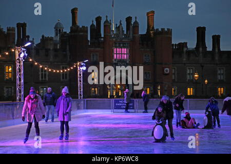 I pattinatori sulla temporanea pista di pattinaggio su ghiaccio (fino al 7 Gen 2018), Hampton Court Palace, East Molesey Surrey, Inghilterra, Gran Bretagna, Regno Unito, Gran Bretagna, Europa Foto Stock