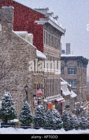 Montreal, Canada, 13 Dicembre,2017.Luogo St-Jacques nella parte vecchia di Montreal durante una tempesta di neve.Credit:Mario Beauregard/Alamt Live News Foto Stock