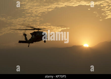 Di ritorno da una missione, un UH-60 Black Hawk elicottero atterra a Bagram Airfield, Afghanistan Dicembre 9, 2017. L'elicottero e il suo equipaggio sono parte della Task Force Brawler, 4° Battaglione, 3° Reggimento di aviazione, fuori di Savannah, Georgia il supporto di operazioni in Afghanistan settentrionale. (US Army Foto Stock