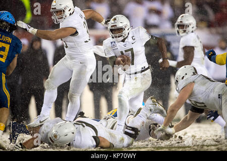 Esercito quarterback Ahmad Bradshaw giunchi la palla sul punteggio finale drive nel 118a Army-Navy gioco in Philadelphia nel Dicembre 9, 2017. Bradshaw è andato al cliente su un cantiere rush per dare l'esercito vincere 14-13. (DoD Foto Stock